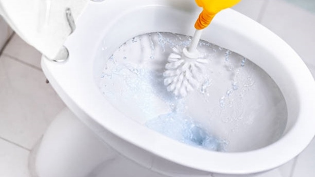 トイレの黄ばみをかんたんにとる方法と臭いや汚れを防ぐコツ！